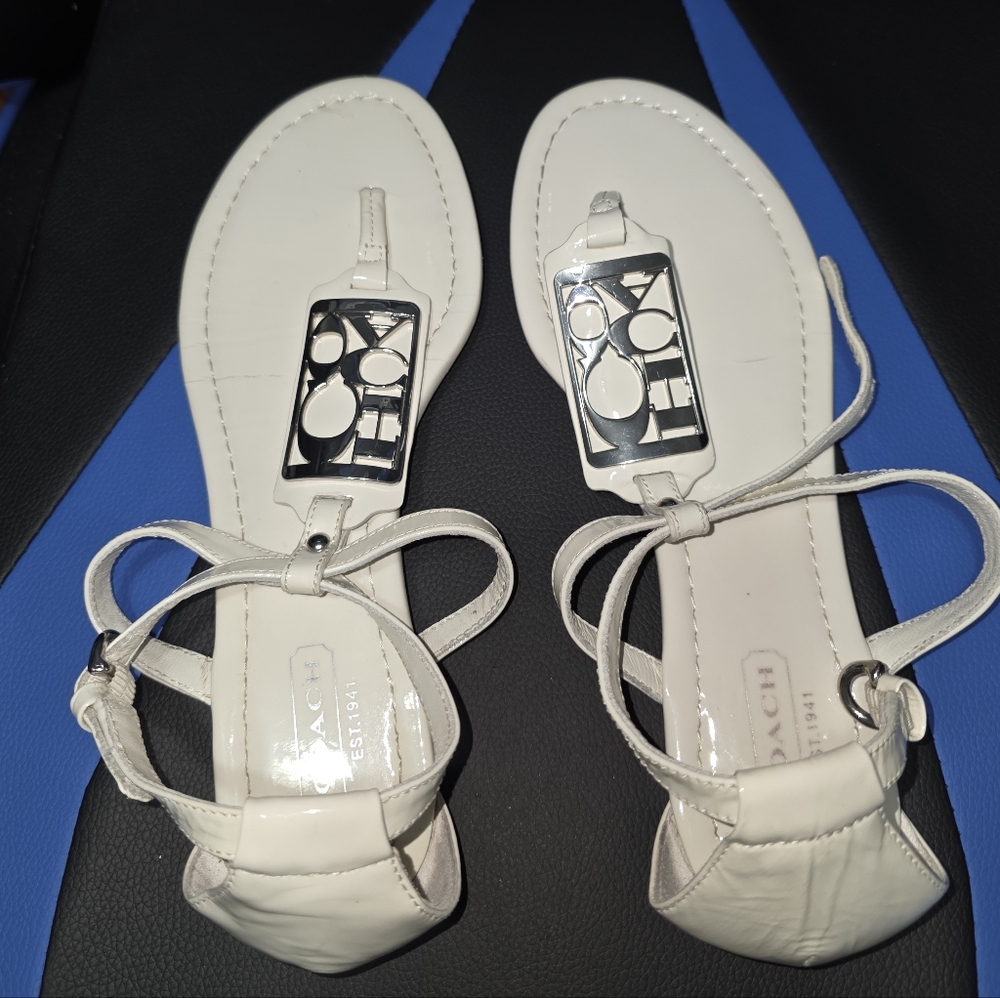 COACH "ODELE" WHITE PATENT LEATHER THONG SANDALS SIZE  6.5 B EUC